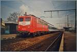 Im Frühling 1992 ist die DB 110 221-9 mit einem Interregio (IR) in Aalen auf dem Weg von Nürnberg nach Stuttgart.