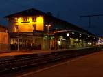 Am spten Abend ist es im Bahnhof Aalen schon ruhiger geworden.
Aufnahme: Das Bahnhofsgebude des Bahnhofes Aalen am sapten Abend am 2.Oktober 2007