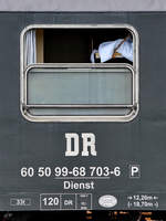 Blick durch das geöffnete Fenster beim DR 60 50 99-68 703-6 Dienst. (Altenbeken, Juli 2019)