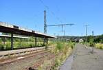 Blick über die alten Bahnsteiggleise Gleis 33 und 34 in Altenbeken. Zuletzt wurden die Gleise für die Lokausstellung zu Vivat Viadukt genutzt. Mittlerweile sind die Gleise ungenutzt.

Altenbeken 24.08.2024