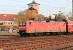 112 165 bei der Ausfahrt mit ihrem RE3 nach Schwedt, im Bahnhof Angermünde.