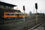 Turmtriebwagen 708 308-2 im September 1999 in Angermnde vor dem Stellwerk.