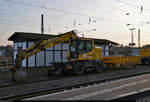 VDE 8 Komplexmaßnahme Halle Rosengarten–Angersdorf
▶ Standort: Bahnhof Angersdorf

Feierabend und Wochenendruhe in Angersdorf.
Ein Zweiwegebagger Liebherr A 922 Rail Litronic (99 80 9903 379-2 D-JUV) steht mit Gleiskraftwagenanhänger T5025-1 (Registrier-Nr. G 9783 193) im Abendlicht am Zugang zu Bahnsteig 2/3.

🧰 Jaeger Umwelt + Verkehr GmbH + Co KG
🚩 Bahnstrecke Halle–Hann. Münden (KBS 590)
🕓 26.3.2021 | 17:50 Uhr