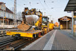 VDE 8 Komplexmaßnahme Halle Rosengarten–Angersdorf
▶ Standort: Bahnhof Angersdorf

Zwei Zweiwegebagger Liebherr A 922 Rail Litronic sind im Bahnhof Angersdorf übers Wochenende auf Gleis 2 abgestellt. Dem vorderen (99 80 9903 770-2 D-JUV) ist ein Gleiskraftwagenanhänger H25 (99 80 9752 122-8 D-JUV) vorgespannt.

🧰 Jaeger Umwelt + Verkehr GmbH + Co KG
🚩 Bahnstrecke Halle–Hann. Münden (KBS 590)
🕓 26.3.2021 | 17:54 Uhr