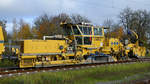 Wochenendruhe für die Schotterplaniermaschine SSP 110 SW (99 80 9425 004-5)  von Plasser & Theurer. (Anklam, November 2020)