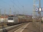 185 677-2 von Railpool zieht am 13. März 2014 einen Autotransportzug durch Ansbach in Richtung Würzburg.