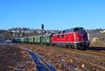 Bei (endlich) optimalem Winterwetter - wenn auch leider ohne Schnee - befördert die V 200 033 der Hammer Eisenbahnfreunde am 01.02.2025 einen Sonderzug von Hamm nach Winterberg, hier bei der