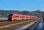 Ein PESA Link-Doppel, bestehend aus dem dreiteiligen 633 611 und einem zweiteiligen 632, trifft am 01.02.2025 in Arnsberg (Westfalen) ein