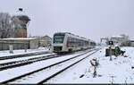 1648 915-4 und 1648 902-2 (Alstom Coradia LINT 41) bei der Ausfahrt vom Bahnhof Aschersleben auf Höhe des Wasserturms.
Hinter der Schranke am Bahnübergang Staßfurter Höhe wurde der Auslöser gedrückt.

🧰 Abellio Rail Mitteldeutschland GmbH
🚝 RE 75712 (RE4) Halle(Saale)Hbf–Goslar [+5]
🕓 3.12.2022 | 12:41 Uhr