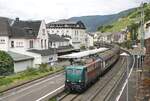 Am 27.06.2023 um 12:57 Uhr durchfährt die Bayernbahn-140 850-9 mit dem Henkelzug von Langenfeld nach Gunzenhausen den Bahnhof Assmannshausen an der rechten Rheinstrecke.