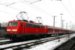 111 040 steht warm im Bahnhof Augsburg. 18.02.2012