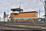 Blick auf das Spurplandrucktastenstellwerk  Bf  des Bahnhofs Backnang, Standardbauart 60 von Siemens, Inbetriebnahme 1967.
Besonders ins Auge fallen hier die beiden erhaltenen Formsignale vor dem Stellwerksgebäude.
Aufgenommen von Bahnsteig 4/5.
(Smartphone-Aufnahme)
[11.3.2020 | 8:27 Uhr]