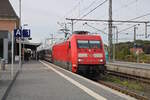 DB 101 085-9 steht mit einem IC von Amsterdam Centraal nach Berlin Ostbahnhof im Grenzbahnhof Bad Bentheim.