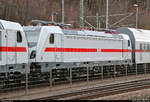 Blick auf 147 560-7, die in einer Überführung, von Tschechien kommend, mit 103 222-6 der RailAdventure GmbH eingereiht ist und auf einem Abstellgleis im Bahnhof Bad Schandau steht.