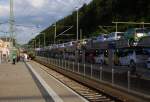 Ein langer Zug mit nagelneuen  Skodas  (ich hoffe, das ist keine  Schleichwerbung! ;-) ) steht am 23.06.2012 im Bahnhof Bad Schandau. Auf Gleis 1 steht ein Sonderzug des Lausitzer Dampflokclubs, welcher gleich unter Traktion von Dampflok 23 1019 nach Cottbus zurckfahren wird.