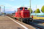 V60 447 mit Flachwagen in Bad Vilbel Bhf am 09.08.24