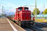 V60 447 mit Flachwagen in Bad Vilbel Bhf am 09.08.24