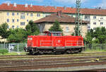 Wiedersehen in Franken:
212 034-3 (DB V 100 2034) ruht sich im Bahnhof Bamberg aus. Anfang Januar war sie in der Heimat des Fotografen, <a href= https://www.bahnbilder.de/bild/deutschland~bahnhoefe-f-k~halles-nietleben/1361422/der-bahnhof-halle-nietleben-bekommt-wieder-haeufiger.html  target= _blank >in Halle-Nietleben</a>, für mehrere Tage zu Gast.
Der ICE hielt glücklicherweise sehr passend und so konnte ein Foto durch dessen Fensterscheibe gelingen.

🧰 DB Fahrwegdienste GmbH (DB InfraGO AG)
🕓 23.5.2024 | 16:17 Uhr