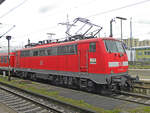 Stadt Basel (Schweiz) am Donnerstag den 12.04.2012 um 15:59 Uhr. Im DB Personenbahnhof  Basel Bad Bf  steht auf Gleis 10 die DB E-Lok 111. Sie trägt die UIC Nummer 91 80 6111 062-6. Zusätzlich ist sie mit einem aufgeklebten Wappen versehen. Es ist das Wappen von Neuenburg am Rhein. Es handelt sich hier um eine Regionalbahn nach Offenburg. Die Lok schiebt den Zug (siehe Beleuchtung). Betreffs Bahnhofstandort siehe Staatsvertrag vom 27. Juli 1852. Koordinaten GMS (Grad, Minuten, Sekunden): N 47° 34’ 3.7’’ O 7° 36’ 30.6’’