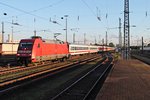 Am frühen Morgen des 24.06.2015 fuhr 101 065-1 in den ersten Sonnenstrahlen des Tages mit dem IC 61419 (Duisburg Hbf - Basel SBB)/CNL 40419 (Amsterdam Centraal - Zürich HB)/CNL 479 (Hamburg-Altona - Chur HB) in Basel Bad Bf ein.