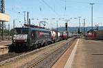 Mit einem Containerzug nach Rotterdam Waalhaven fuhr am 08.07.2015 die ES 64 F4-107 (189 107-6)  SBB Cargo International  über Gleis 4 durch den Badischen Bahnhof von Basel in Richtung Deutschland.