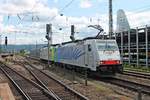 Durchfahrt am 09.07.2015 von Railpool/Lokomotion/BLS Cargo 186 102 zusammen mit Re 485 013-7 als Lokzug in Basel Bad Bf über Gleis 1, um in Basel Bad Rbf/Weil am Rhein einen Güterzug