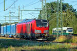 Siemens VECTRON Lok 248 998 mit einer Hälfte des Container Zuges in Bergen auf Rügen. Rechts ist der sogenannte ZUGBRINGER der Press einfahrend. - 10.08.2022