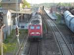 Am 29.Mai 2009 Abends von der Fussgngerbrcke in Bergen/Rgen aufgenommen:139 562 bei der Durchfahrt nach Mukran.Rechts rangierte die WAB.  