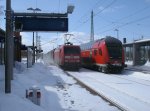 Whrend 145 045,am 23.Mrz 2013,durch Bergen/Rgen fuhr stand auf dem Nachbargleis der RE 13026 Bergen/Rgen-Stralsund.