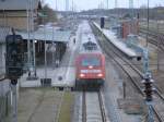 Kurz vor 19:00 Uhr,am 04.April 2014,erreichte 101 056 mit dem EC 378 Bratislava-Binz den Bahnhof Bergen/Rügen,während im Hintergrund der ausfahrende Kreidezug Klementelvitz-Peitz Ost,mit der SRI 151 170,zuerkennen ist.