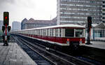 276 423, 1928 geliefert vom Typ  Stadtbahn , am 14.11.1990 bei der Ausfahrt aus dem S-Bahnhof Berlin Alexanderplatz.