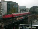 Eine Lok der Baureihe 143 schiebt am 09.04.08 ihre RB nach Dessau in den Bahnhof Berlin-Alexanderplatz.