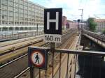 Bahnsteigende des Bahnhofs Berlin Alexanderplatz, hier gut zu sehen die Haltetafel -160m- .