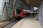 RE2 nach Cottbus wartet auf die Weiterfahrt im Bahnhof Berlin Alexanderplatz, geschoben wurde der RE von der 112 116-9. 27.04.2010