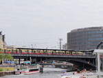 S-Bahn Bahnsteig der Bahnhofes Berlin Friedrichstrasse am 11. Juni 2022 gesehen von der Spree aus.