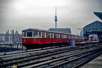 Rund eine Jahr nach dem Fall der Mauer verlässt 275 155 am 14.11.1990 den ehemaligen Berliner Grenzbahnhof Friedrichstraße. 