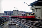 Ein knappes Jahr zuvor wäre eine solche Aufnahme noch nicht möglich gewesen: 275 199 verlässt am 14.11.1990 den Berliner S-Bahn-Bf. Friedrichstraße.