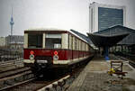 S-Bahnhof Berlin Friedrichstraße am 14.11.1990 mit 276 365.