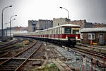 276 495, Baujahr 1928  Stadtbahn , am 14.11.1990 am Berliner S-Bahnhof Friedrichstraße.
