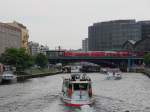 Blick vom Reichtagsufer in Höhe des ARD Hauptstadtstudios in Richtung Bahnhof Berlin Friedrichstrasse am 11. Juni 2014 auf dem auf Gleis 1 ein Regionalzug (RE 18172)  in Richtung Brandenburg Hauptbahnhof steht.