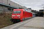 DB 101 116-2 steht mit dem EN 457 nach Budapest-Keleti mit Zugteil nach Graz und nach Bohumin in Berlin Gesundbrunnen zur Abfahrt bereit.