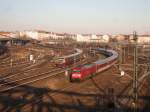 101 054 erhält mit ihrem EuroCity Einfahrt in den Bahnhof Berlin-Gesundbrunnen.