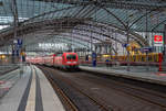 BOMBARDIER begrüsst die Reisenden im Hbf Berlin und ein Wendezug mit einer Siemens Lok verlässt den Bahnhof. - 06.10.2016