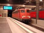 115 346 steht am 16.Mai 2007 im Gleis 3 des Berliner Hauptbahnhofes, und wartet auf die Abfahrt des nicht im Bild befindlichen InterCity IC 144 nach Schiphol.