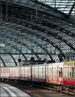 Stahl und Glas -    S-Bahn im Hauptbahnhof von Berlin.