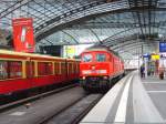 Die 234 467 bei einer Durchfahrt im Berliner Hauptbahnhof am 11.04.2007 - im Hintergrund die Berliner S-Bahn