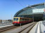 Eine S-Bahn bei der Ausfahrt im Berliner Hauptbahnhof am 11.04.2007