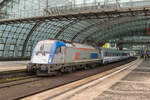 Während ich kurz vor Weihnachten auf dem Weg in die Heimat war, konnte ich beim Umstieg am 23.12.2022 in Berlin Hbf 370 002 der PKP mit ihrem EC 57 nach Przemysl Glowny fotografieren.