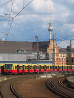 Besuch am Hauptbahnhof Berlin. Hübsche Aufnahmen kann man am Bahnsteig machen und den Fernsehturm am Alexanderplatz in den Hintergrund mit einbringen. 12.9.24.