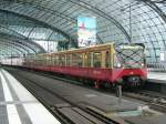 Eine S-Bahn der S5 nach Hoppegarten steht am 09.04.08 abfahrbereit im Hbf Berlin.